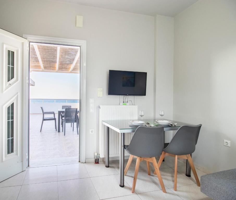TV a/nebo společenská místnost v ubytování Comfy Beachside Flat with Seaview 2