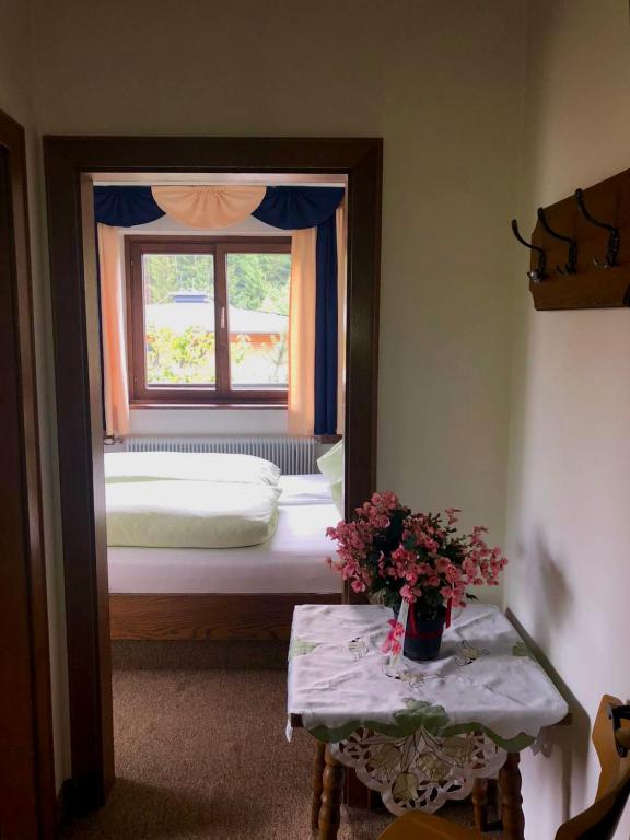 Postel nebo postele na pokoji v ubytování Gasthof Rösslhof