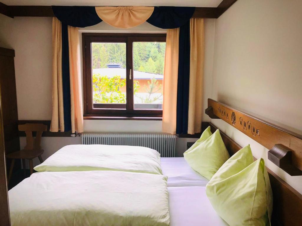 Postel nebo postele na pokoji v ubytování Gasthof Rösslhof