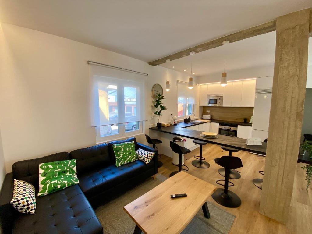 una sala de estar con un sofá y una mesa en San Xuan Resort, en San Juan de Nieva