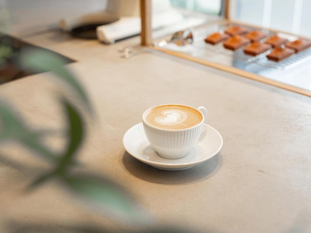 ホテル・アンドルームス名古屋伏見にあるコーヒーまたはお茶
