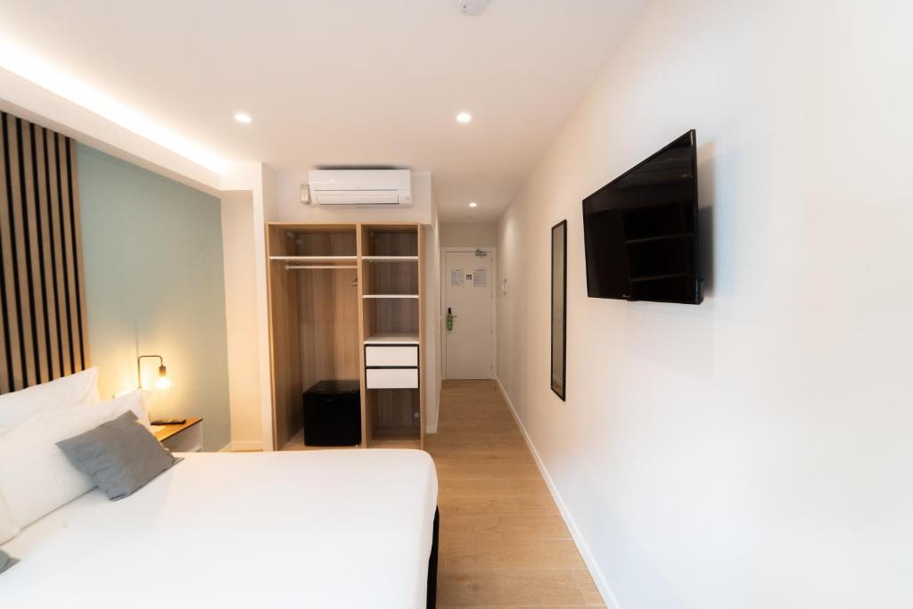 Postel nebo postele na pokoji v ubytování I'M Room Suites Nuevos Ministerios - Bernabeu 'Digital Access'
