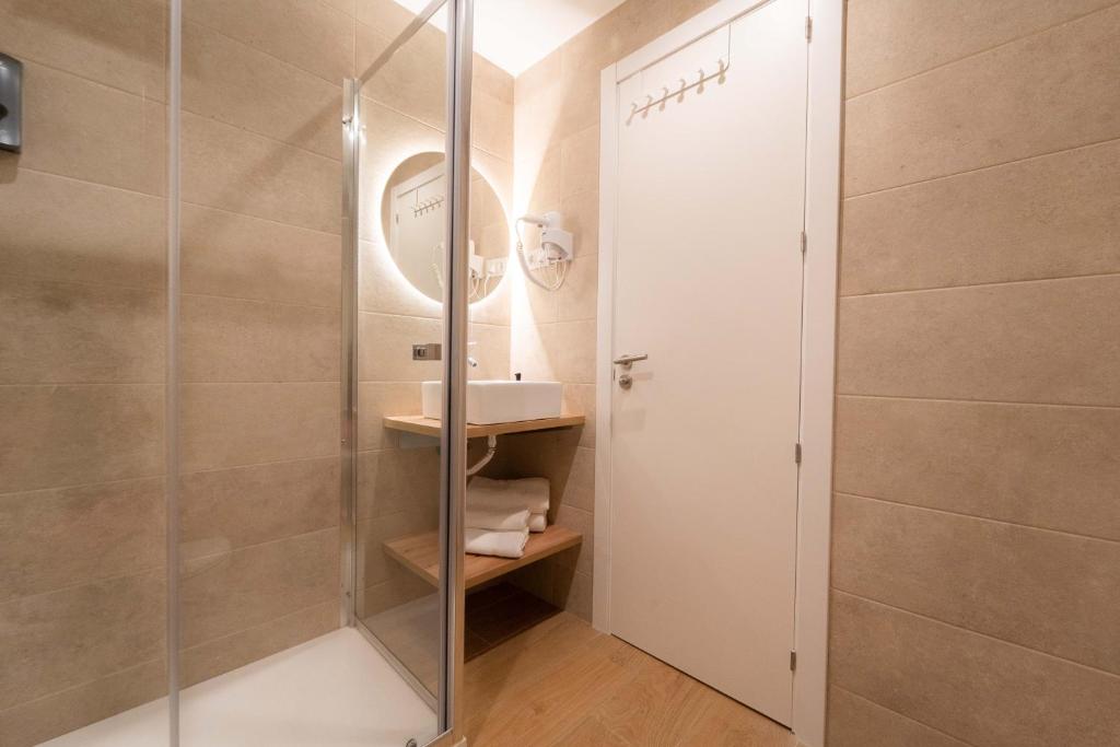 Koupelna v ubytování I'M Room Suites Nuevos Ministerios - Bernabeu 'Digital Access'
