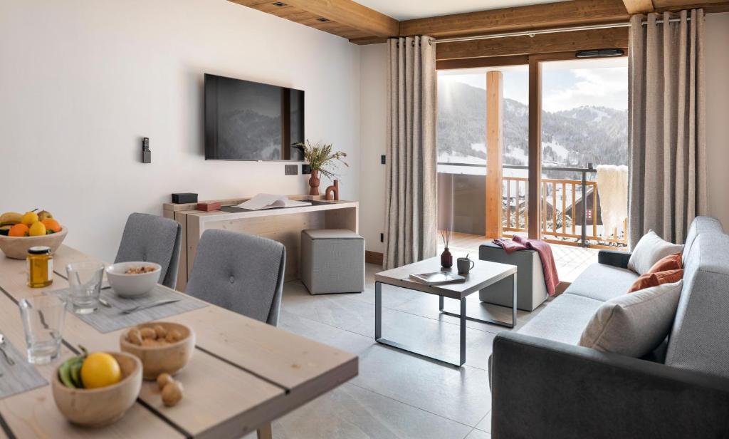 Nespecifikovaný výhled na hory nebo výhled na hory při pohledu z hotelu