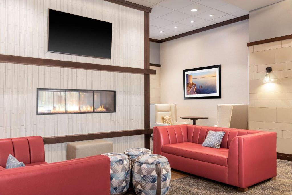 Hampton Inn & Suites Madison Downtown photo