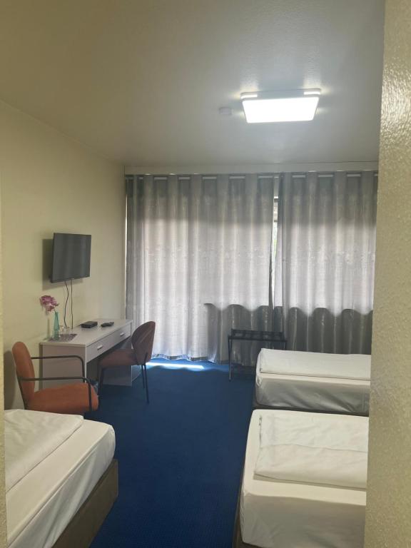 TV a/nebo společenská místnost v ubytování Hotel Am Flughafen