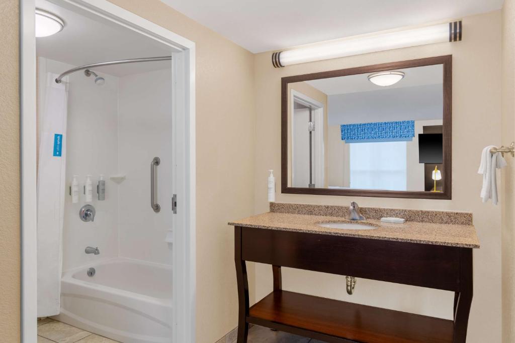 Hampton Inn & Suites Madison Downtown photo