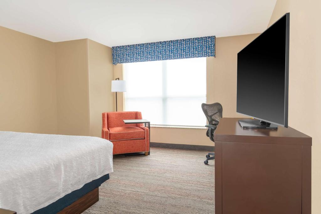 Hampton Inn & Suites Madison Downtown photo