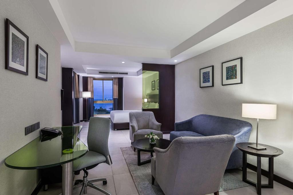 Posezení v ubytování DoubleTree by Hilton Hotel Aqaba