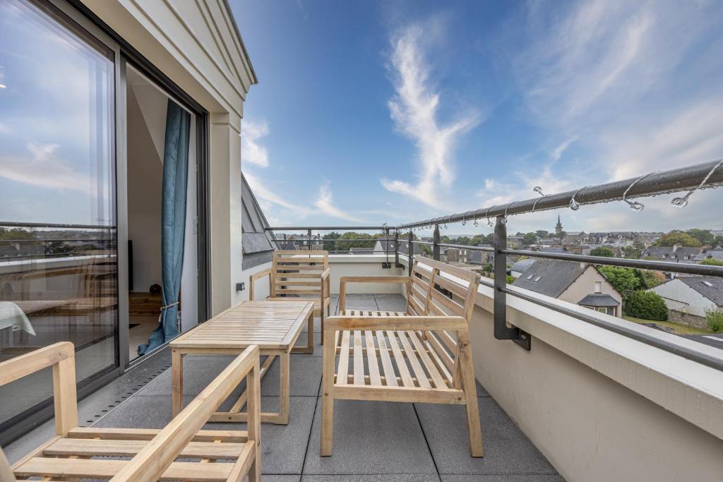 d'un balcon avec bancs et vue sur la ville. dans l'établissement Le Vertigo - Appt proche de la plage, à Dinard