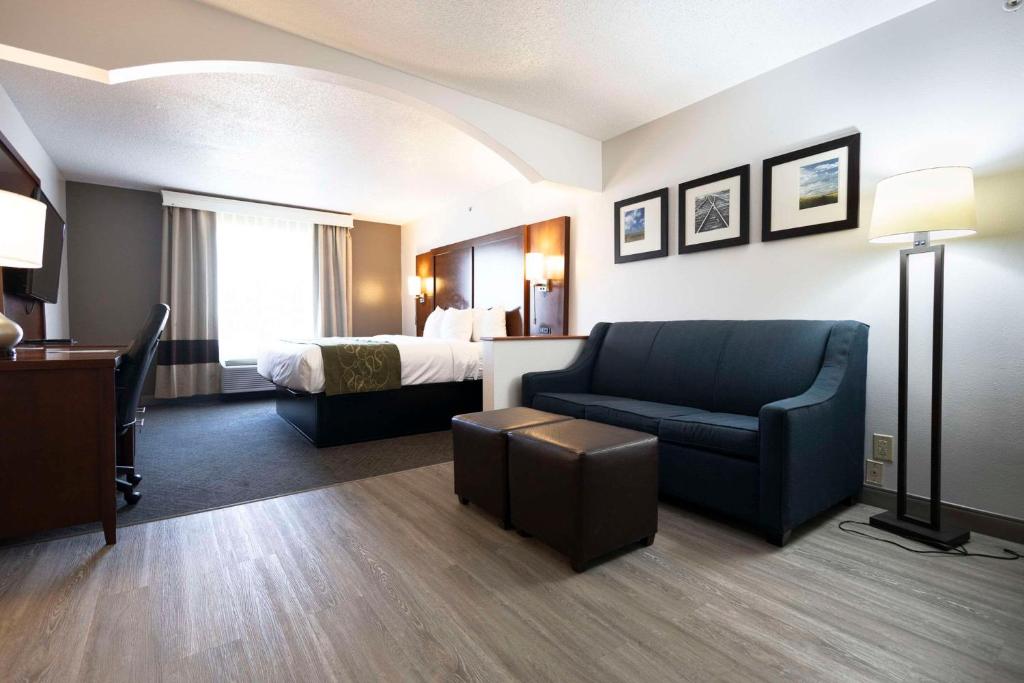Comfort Suites Springfield I-70 - King Suite - Accessible/Non-Smoking