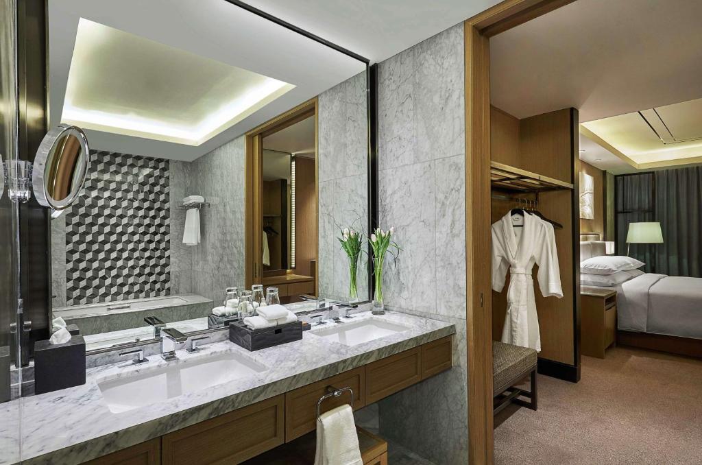 Postel nebo postele na pokoji v ubytování Hilton Manila