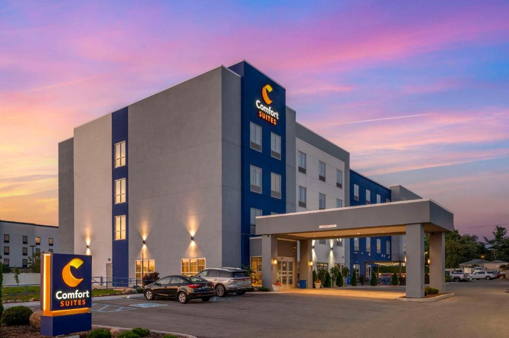 a hotel with a car parked in a parking lot at Comfort Suites Richmond East in Richmond
