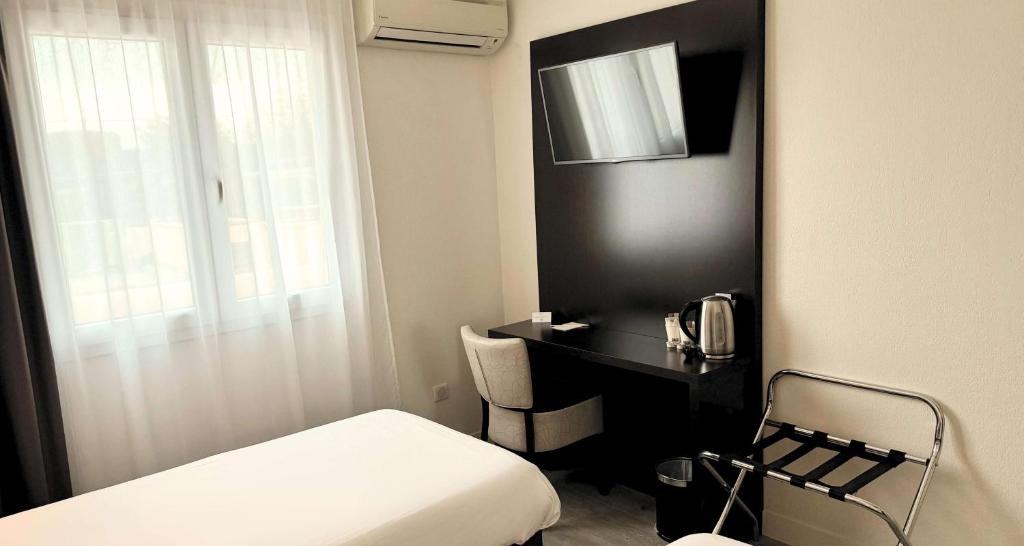TV a/nebo společenská místnost v ubytování Best Western Terre de Provence