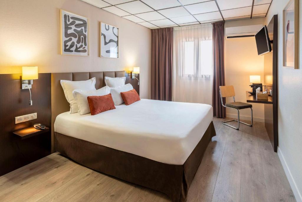 Postel nebo postele na pokoji v ubytování Best Western Terre de Provence