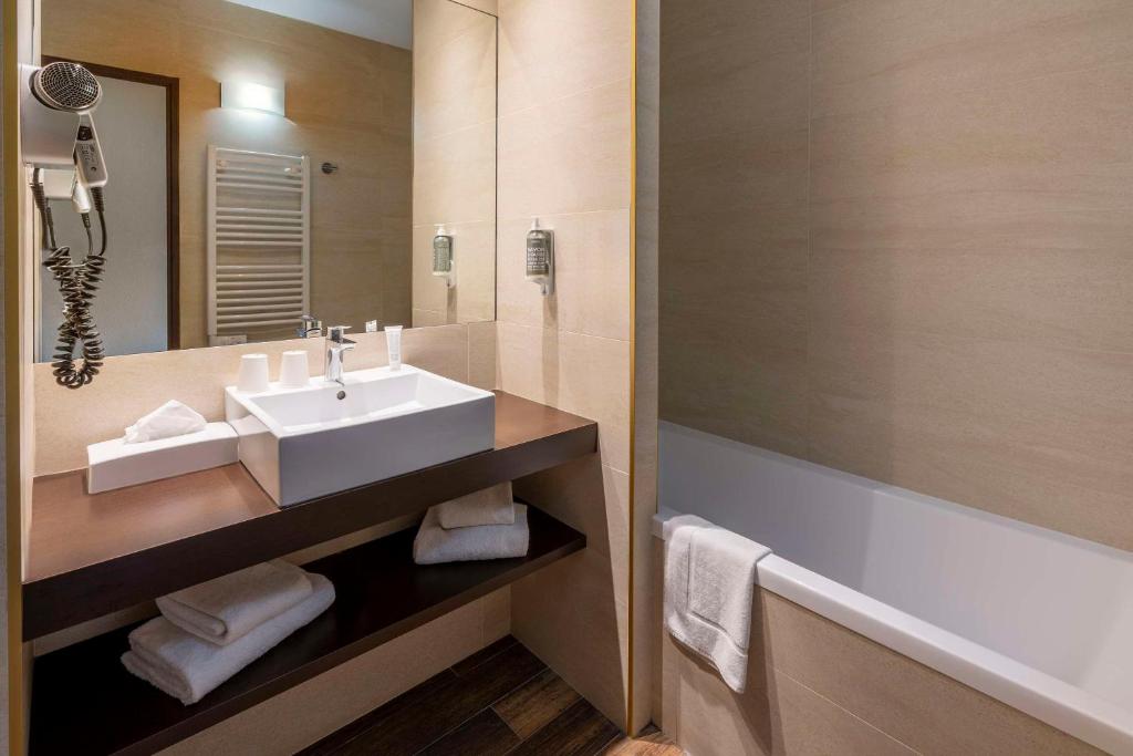 Koupelna v ubytování Best Western Terre de Provence