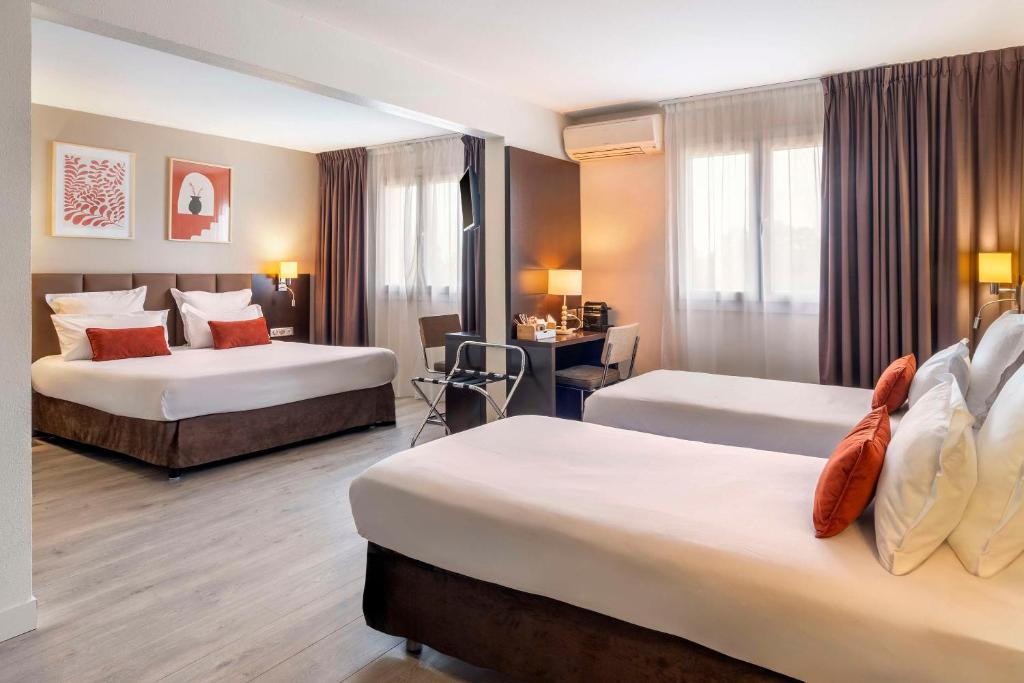 Postel nebo postele na pokoji v ubytování Best Western Terre de Provence