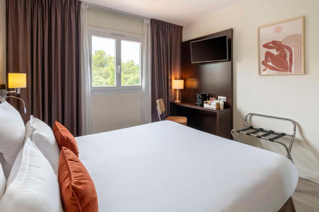 Postel nebo postele na pokoji v ubytování Best Western Terre de Provence