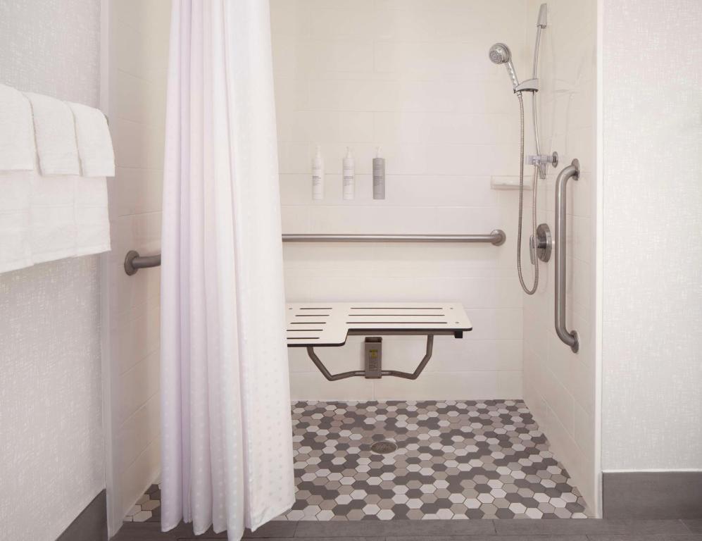 Hampton Inn Ogallala - King Room With Roll-In Shower - Mobility Access