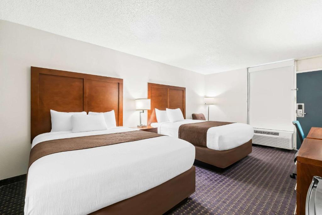 Cama ou camas em um quarto em Rodeway Inn