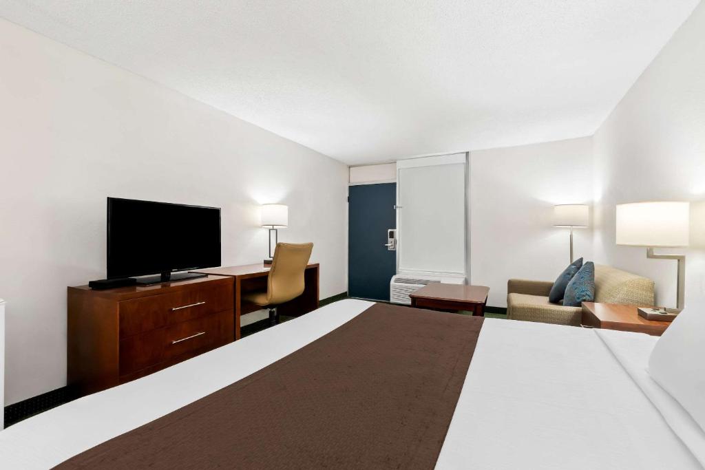 Cama ou camas em um quarto em Rodeway Inn
