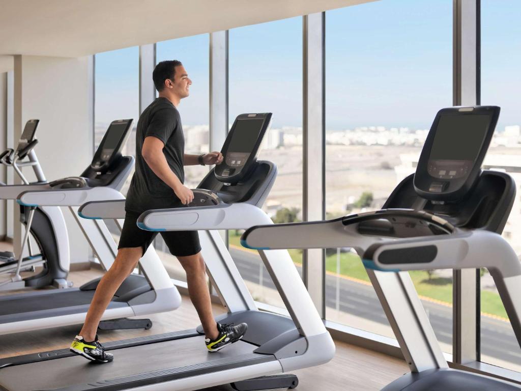 Fitness centrum a/nebo fitness zařízení v ubytování Mövenpick Hotel & Apartments Ghala Muscat