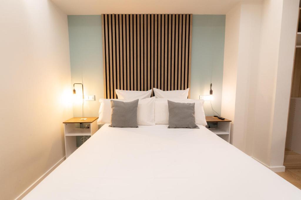 I'M Room Suites Nuevos Ministerios - Bernabeu 'Digital Access' - Double Room With Private Bathroom