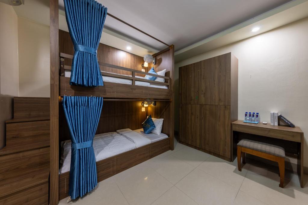 The One Hostel & Rooftop Bar Catba - 14