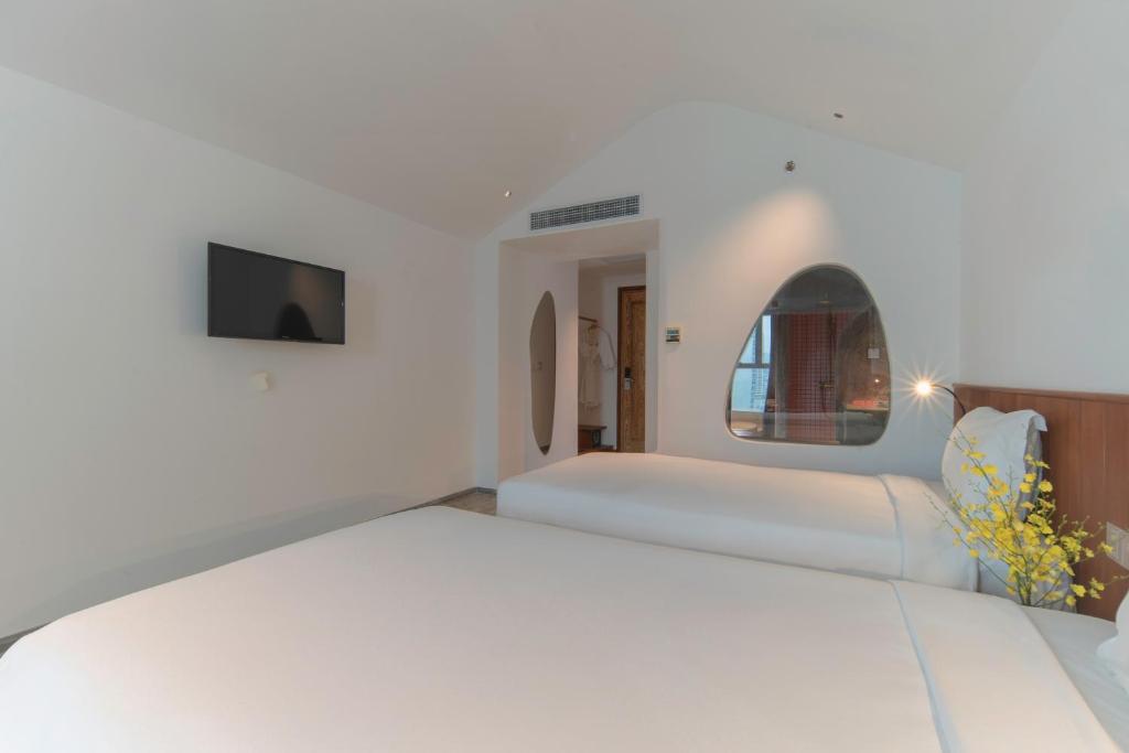Giường trong phòng chung tại Green World Hotel Nha Trang
