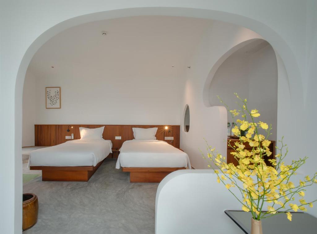 Rustic Ocean View Twin Room
