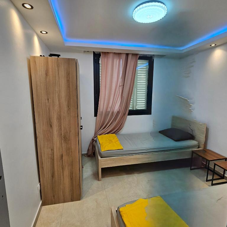 une petite pièce avec un lit et une fenêtre dans l'établissement Nourhanne, à Marseille