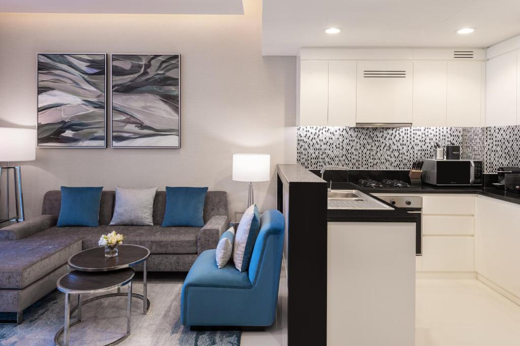 DAMAC Maison Aykon City Dubai的厨房或小厨房