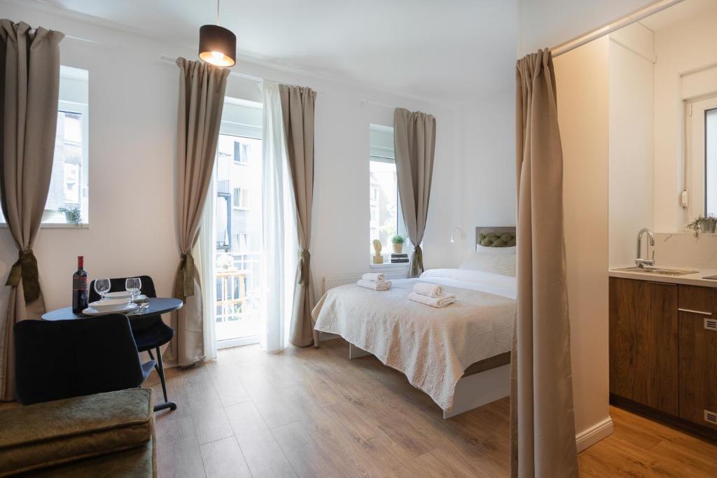 une chambre avec un lit, un bureau et une fenêtre dans l'établissement Design Park Residence - StayFLOK, à Gornji Grad