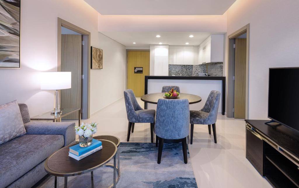 DAMAC Maison Aykon City Dubai的电视和/或娱乐中心