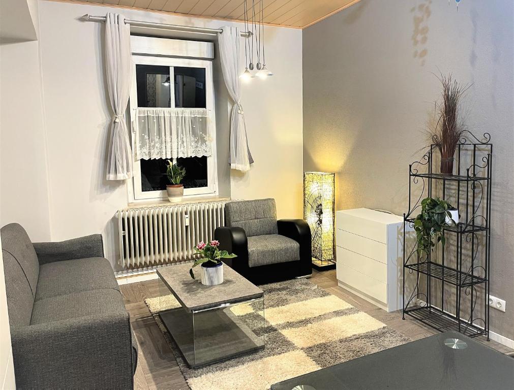 Pellinger-Hof في Pellingen: غرفة معيشة مع أريكة وكرسي