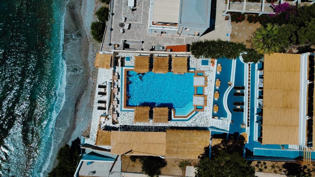 Bazén v ubytování SPONGIA HOTEL SUITES & Spa nebo v jeho okolí