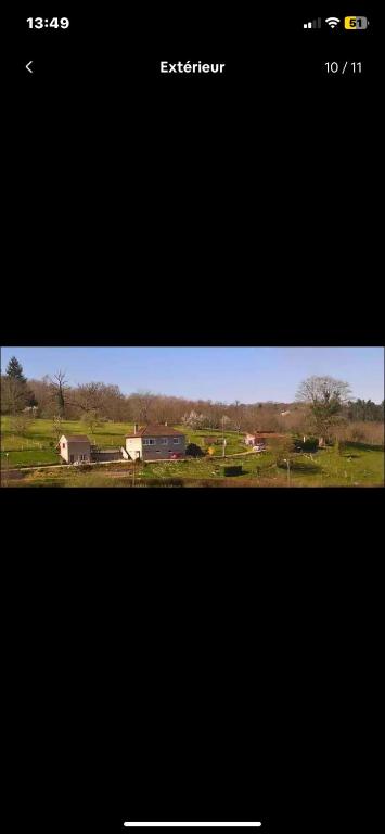une capture d'écran d'un champ avec des maisons dans l'établissement Petite maison indépendante à la campagne, à Le Vigen