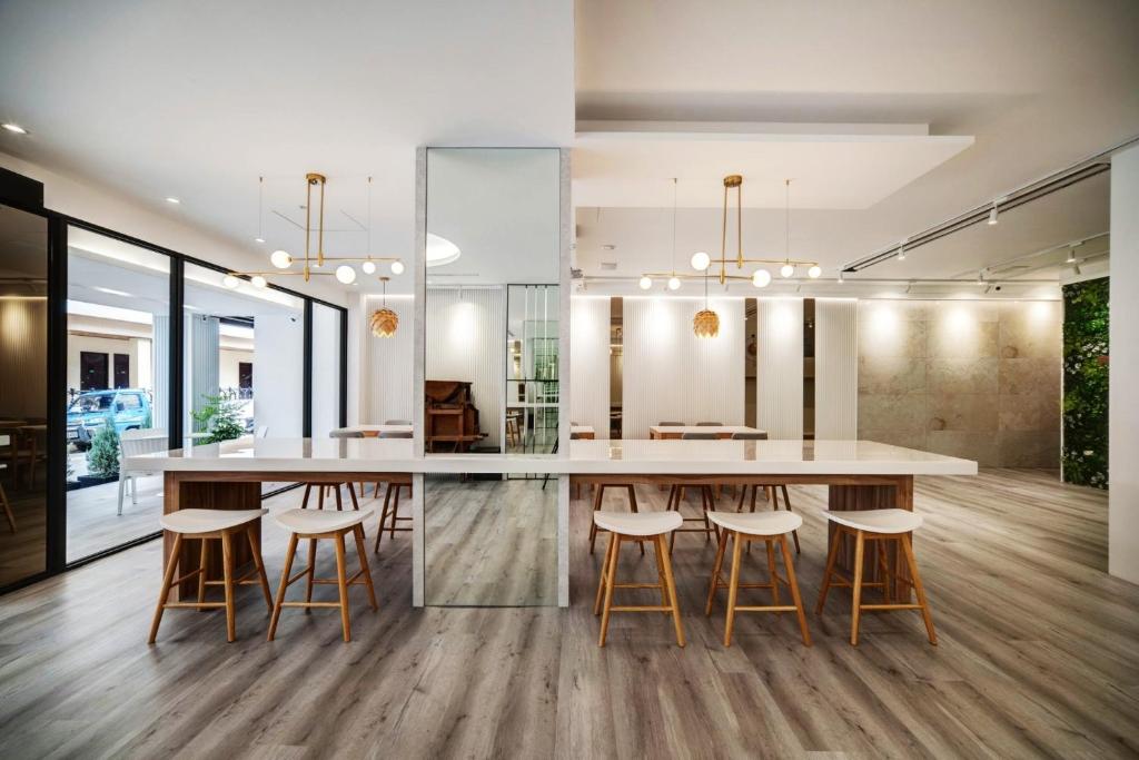 una cucina con un grande tavolo in legno e sgabelli di Yong Li Hotel a Gukeng