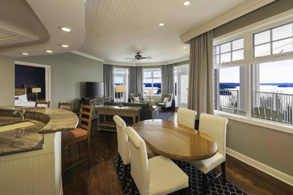 Posezení v ubytování JW Marriott The Rosseau Muskoka Resort & Spa