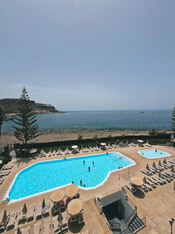 an overhead view of a swimming pool and the beach at Sea View Cura Marina 415 in Playa del Cura