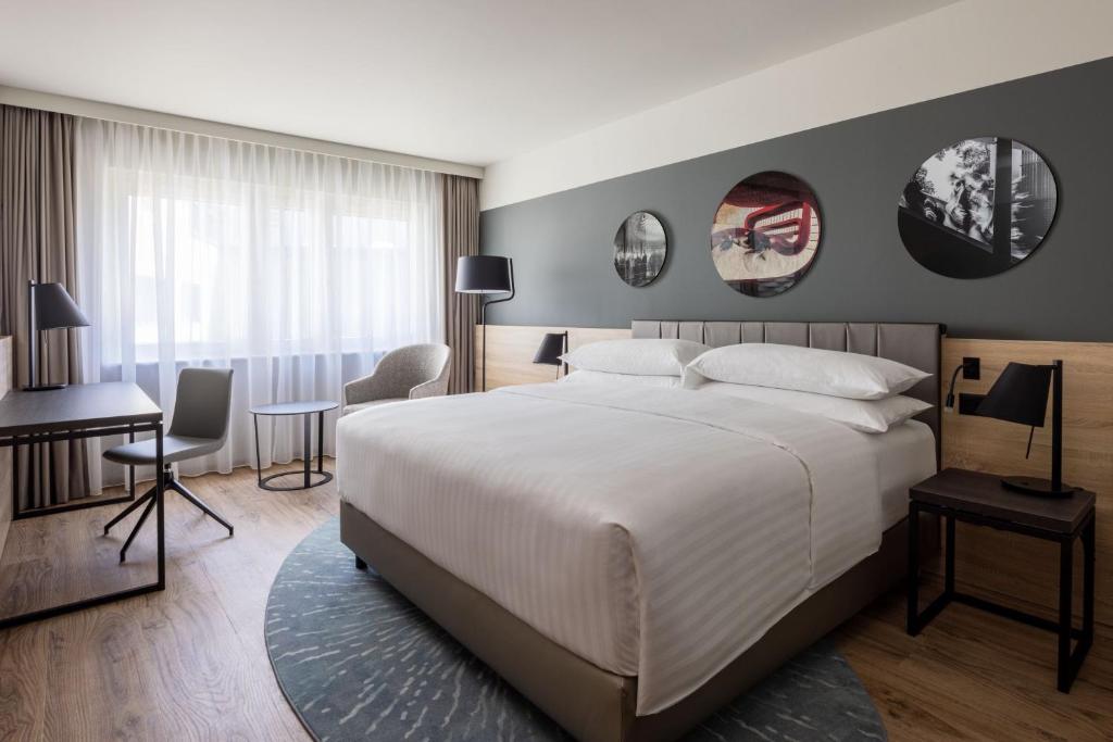 Letto o letti in una camera di Basel Marriott Hotel