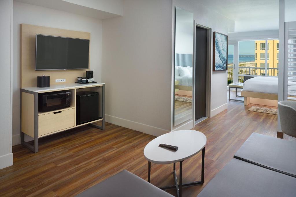 SpringHill Suites by Marriott Pensacola Beach - King Studio Met Balkon - Uitzicht Op Het Zwembad