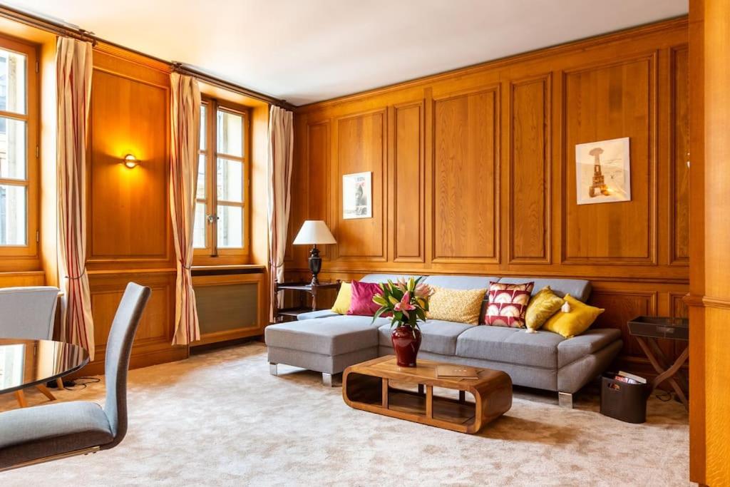 un salon avec un canapé et une table dans l'établissement Paris 8 Elegant appartement familial, à Paris