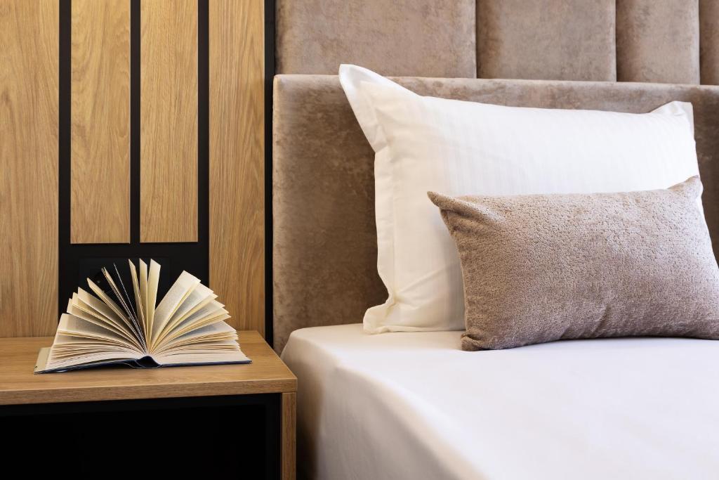Postel nebo postele na pokoji v ubytování AMAR Design Hotel by HMG