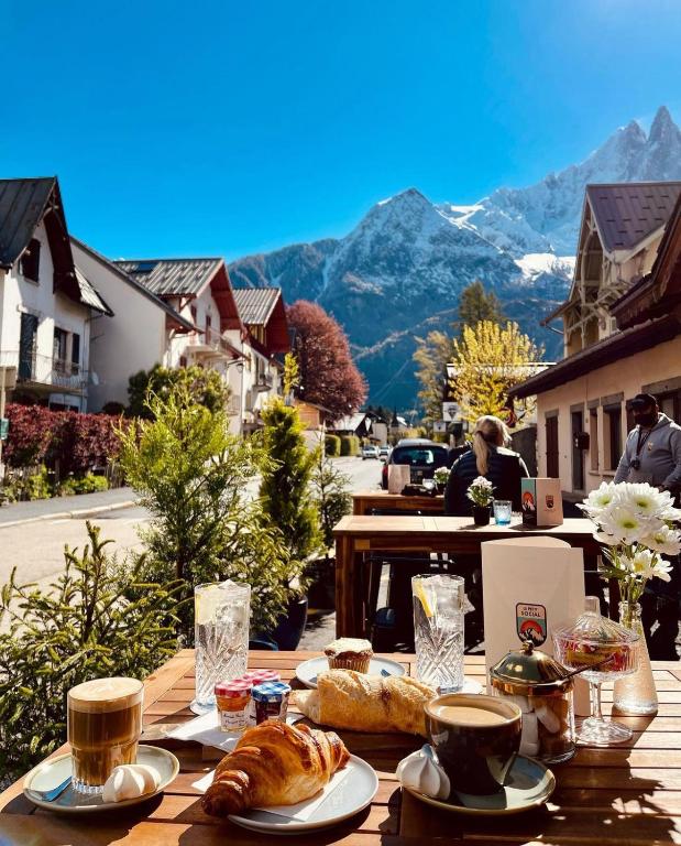 - une table avec des croissants et des tasses de café et de pain dans l'établissement Le Petit Social Home, à Chamonix-Mont-Blanc
