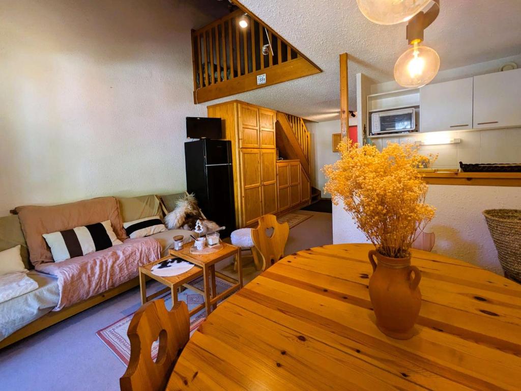 un salon avec une table et un canapé dans l'établissement Appartement confortable au cœur du village, 6 pers, proche remontées mécaniques, piscine privée en été - FR-1-342-317, à Beaufort