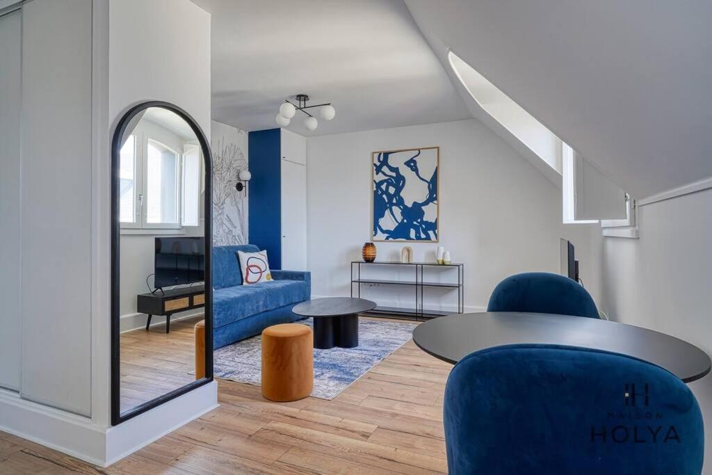 un salon avec des chaises bleues et une table dans l'établissement Le Saphir - Proche Château de Versailles - 346B, à Versailles