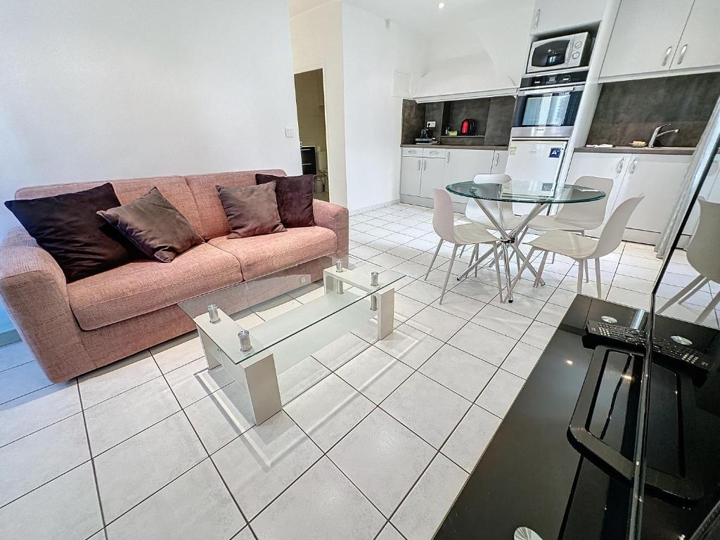 un salon avec un canapé et une table dans l'établissement Central 1 bedroom Riouffe 206 2 mins from Palais, à Cannes