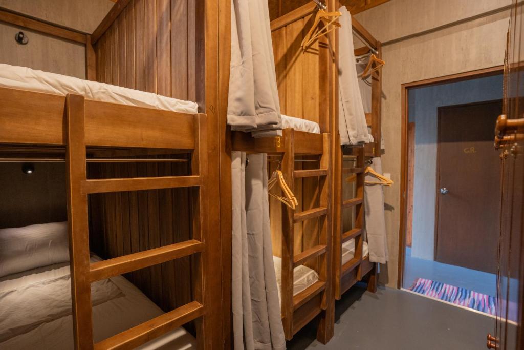 Palanda nebo palandy na pokoji v ubytování The Circle Hostel, La Union