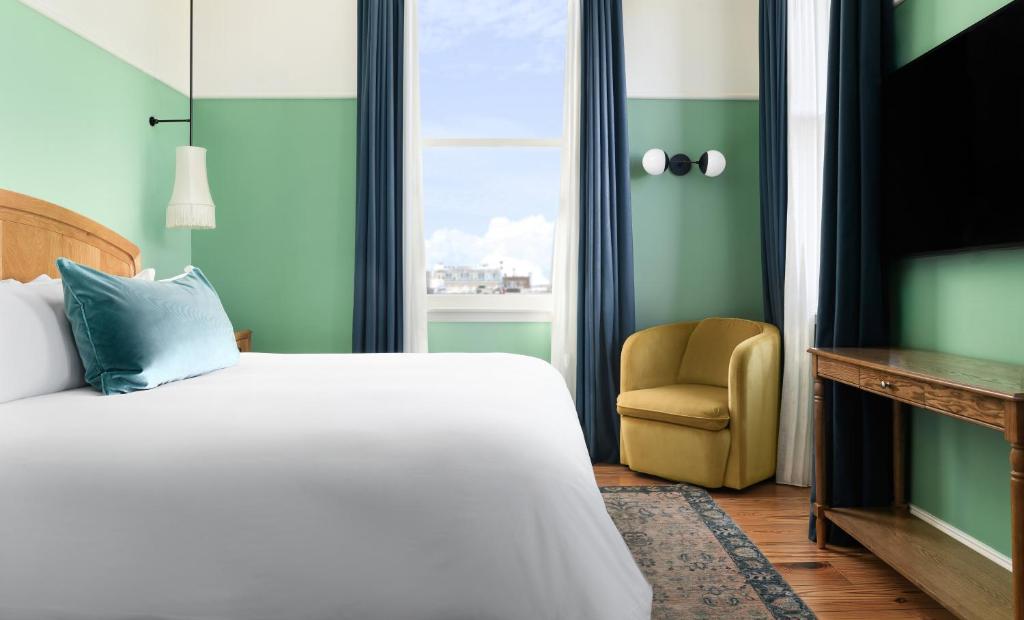 The Drayton Hotel Savannah, Curio Collection by Hilton - 